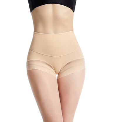 Femme portant une culotte mi-haute gainante couleur beige, avec finitions en tulle transparent autour des cuisses. Le mannequin est photographié de face, sur fond blanc, mettant en valeur la coupe lissante et le maintien de la taille.