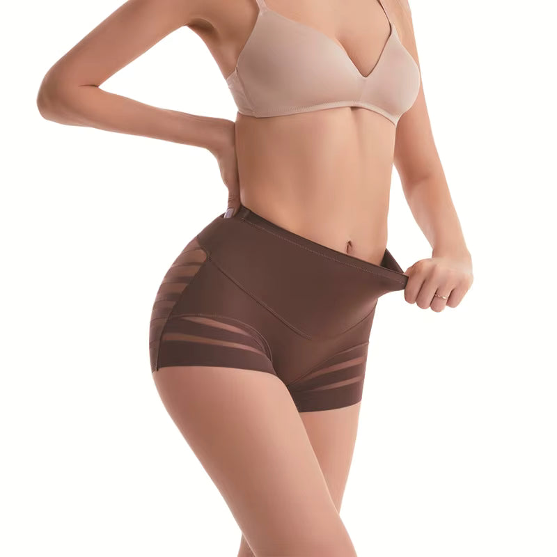 Femme portant une culotte mi-haute gainante couleur marron, avec des détails en tulle transparent sur les côtés. Elle tire la taille du sous-vêtement pour montrer son élasticité, sur fond blanc