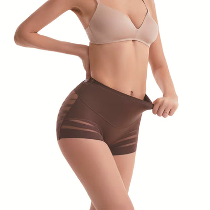 Femme portant une culotte mi-haute gainante couleur marron, avec des détails en tulle transparent sur les côtés. Elle tire la taille du sous-vêtement pour montrer son élasticité, sur fond blanc